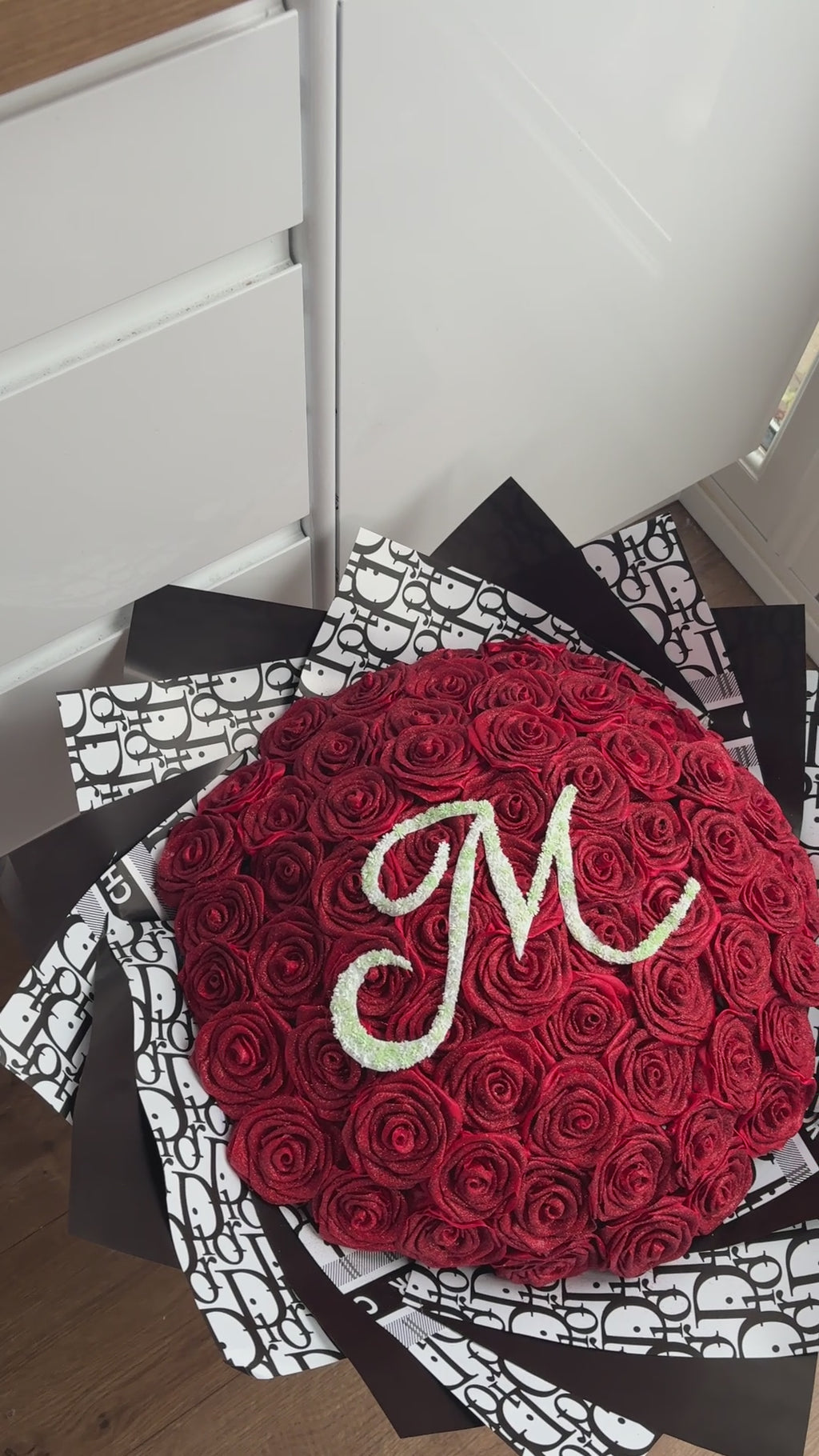 Extra large 70 glitter rosed bouquet